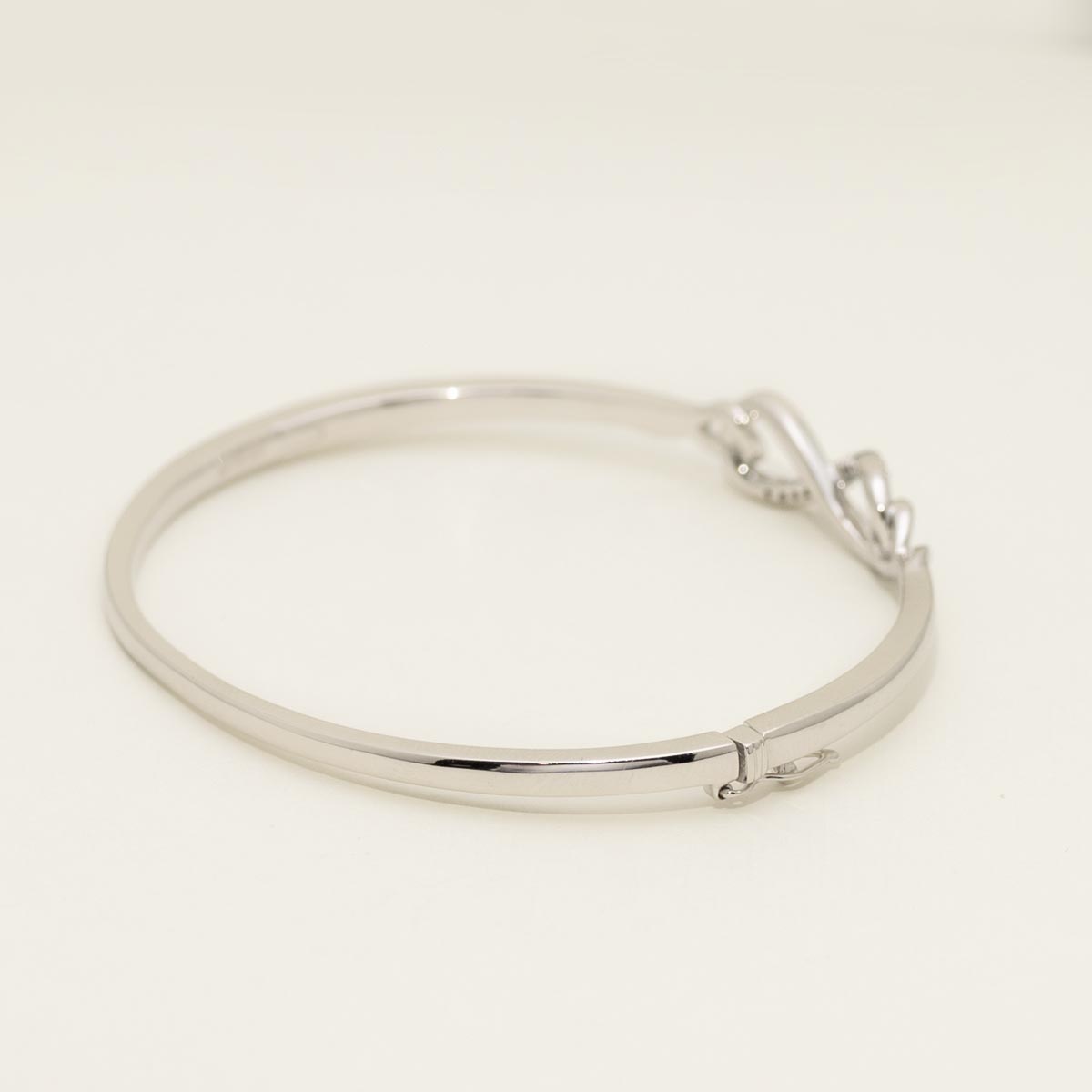 Diamond Infinity Bangle Bracelet in Sterling Silver (1/10ct tw)