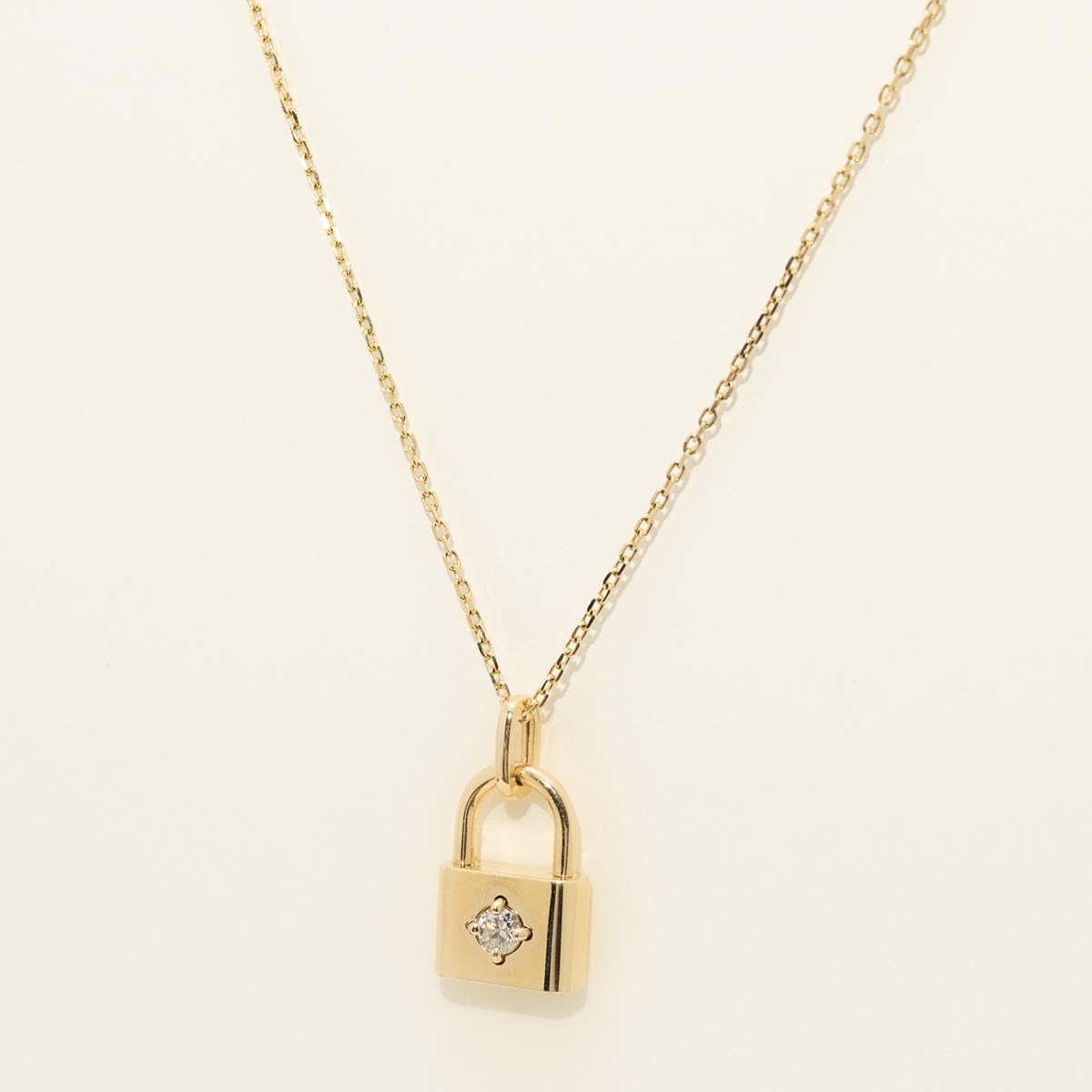 Diamond Padlock Necklace in 14kt Yellow Gold (1/5ct tw)