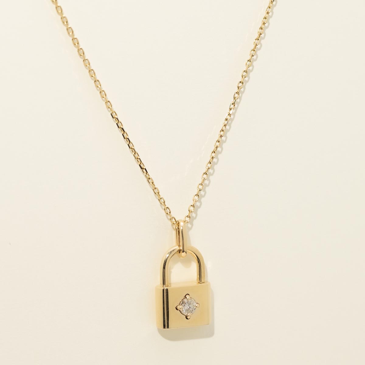 Diamond Padlock Necklace in 14kt Yellow Gold (1/5ct tw)
