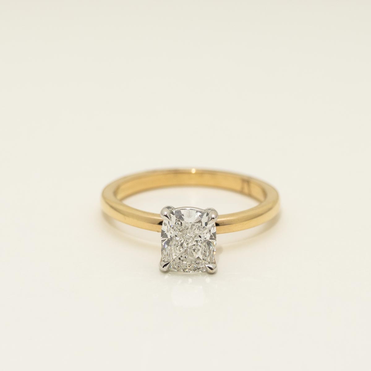 Cushion Cut Diamond Solitaire Engagement Ring in 18kt Yellow Gold (1 1/2ct)