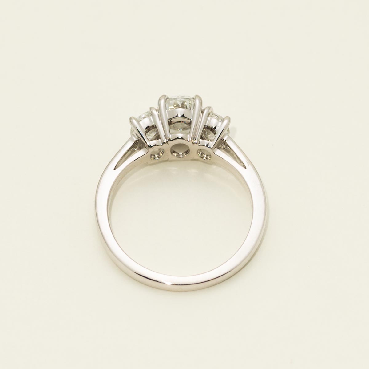 Oval Diamond Three Stone Engagement Ring in 18kt White Gold (1 5/8ct tw)