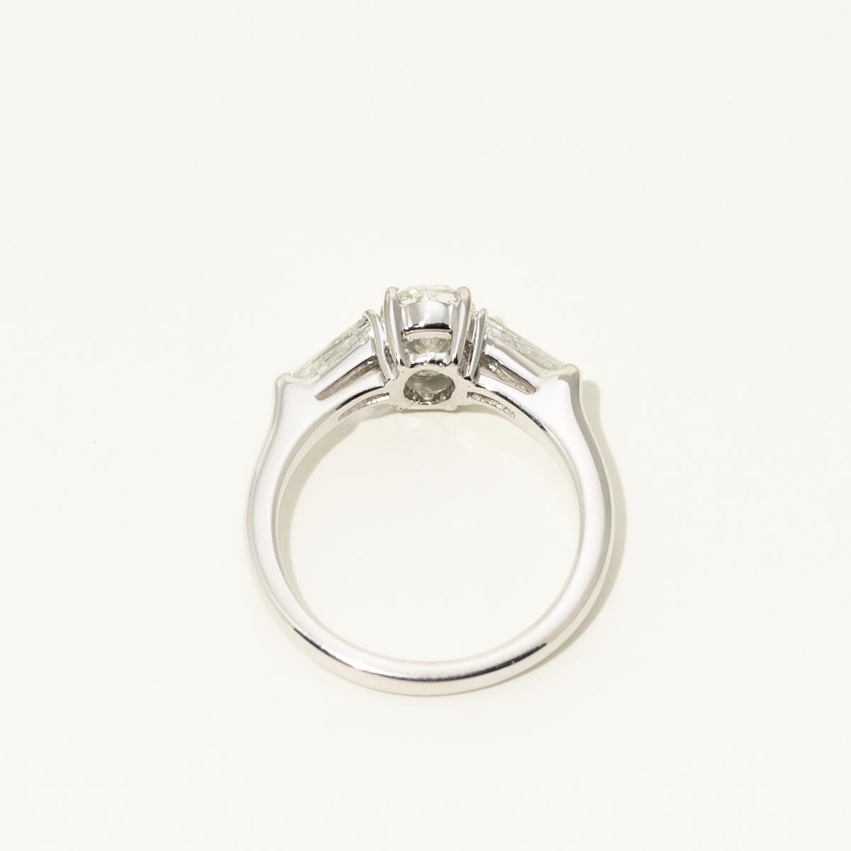 Oval Diamond Three Stone Engagement Ring in 18kt White Gold (1 1/2ct tw)