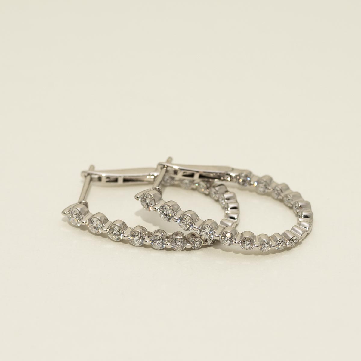Diamond Inside Out Oval Hoop Earrings in 14kt White Gold (1 1/2ct tw)
