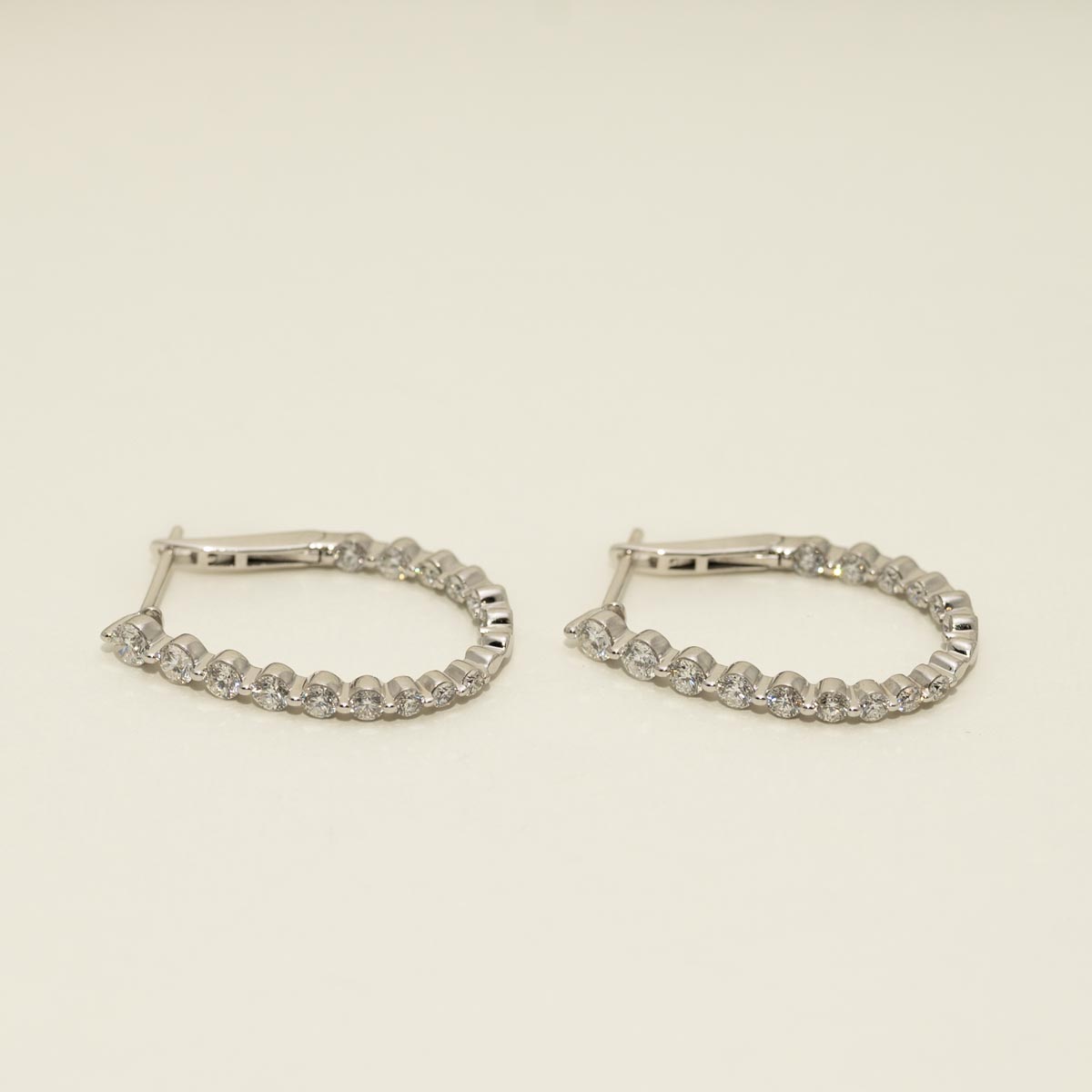 Diamond Inside Out Oval Hoop Earrings in 14kt White Gold (1 1/2ct tw)