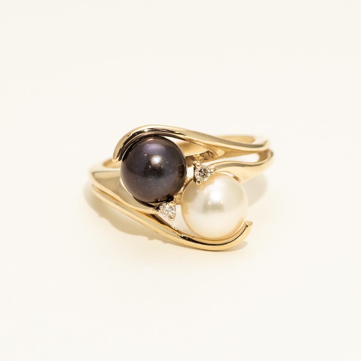 Estate Black and White Cultured Freshwater Pearl Ring in 14kt Yellow Gold with Diamonds