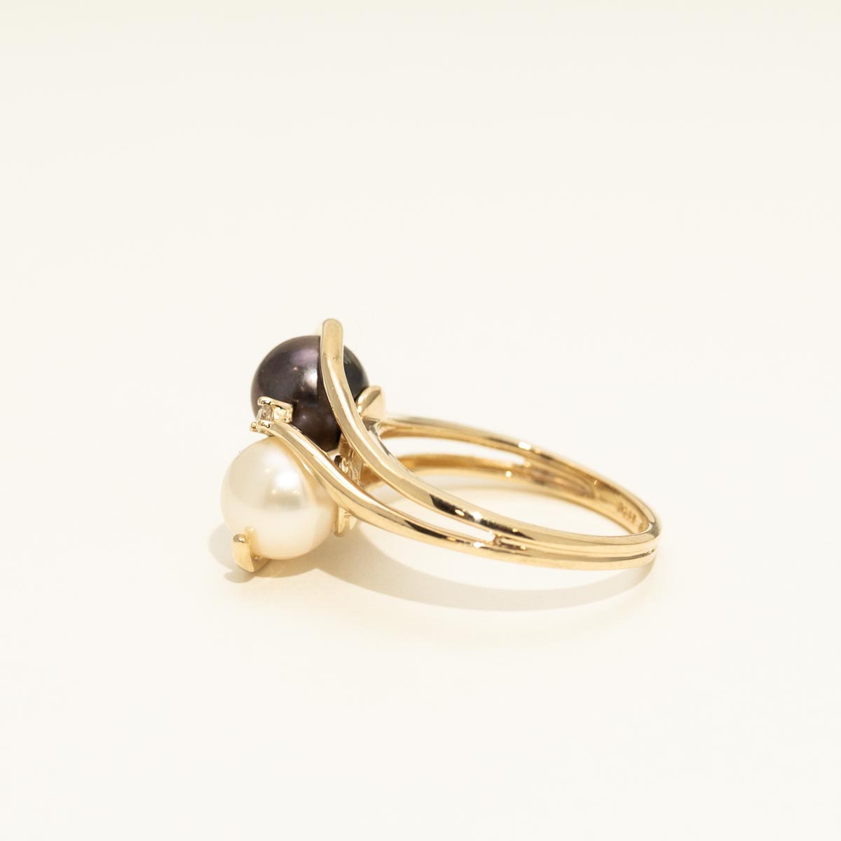 Estate Black and White Cultured Freshwater Pearl Ring in 14kt Yellow Gold with Diamonds