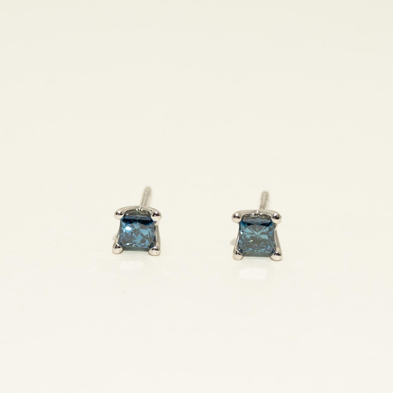 Princess Cut Blue Diamond Stud Earrings in 14kt White Gold (3/8ct tw)