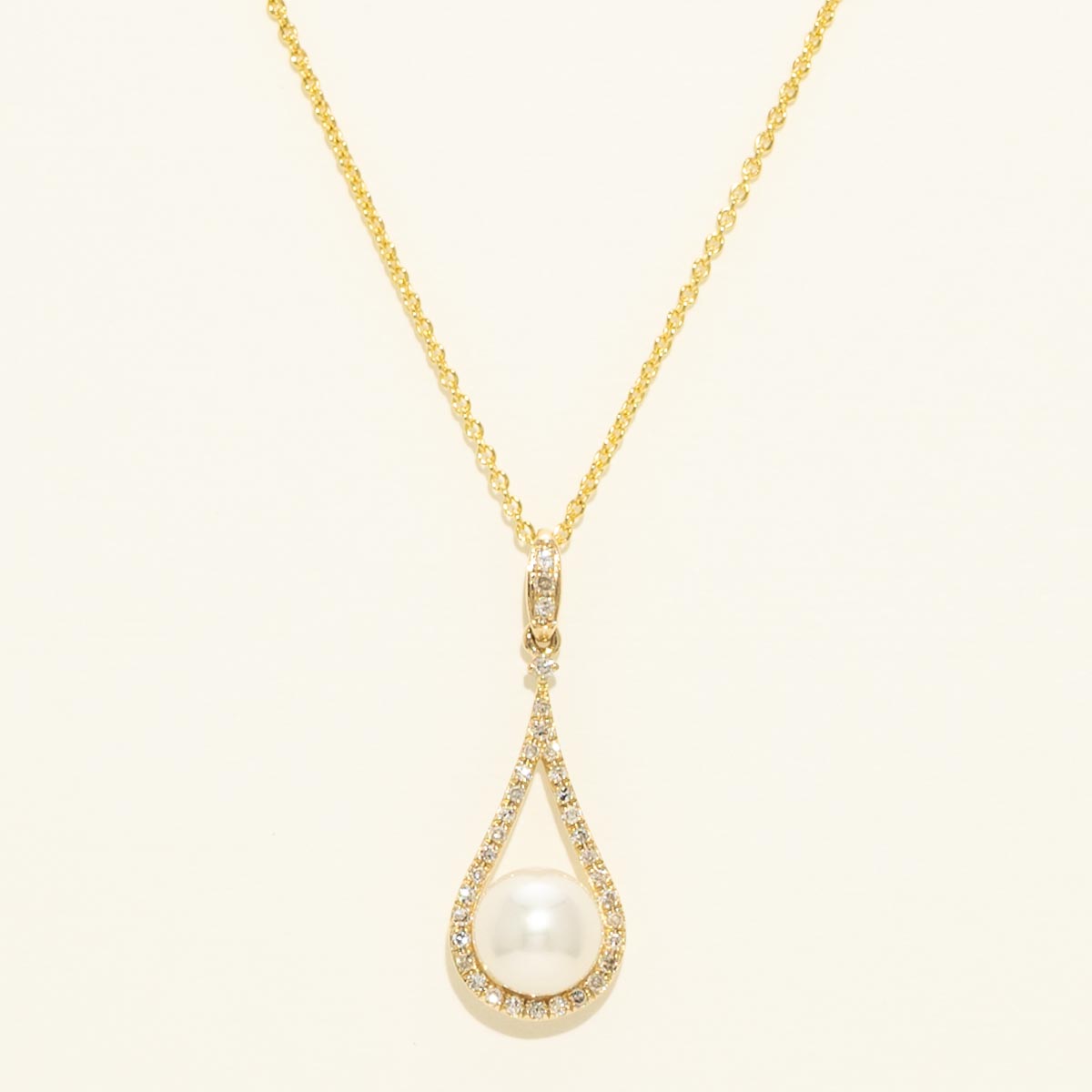 Cultured Freshwater Pearl Necklace in 14kt Yellow Gold with Diamonds (6mm pearls and 1/10ct tw)