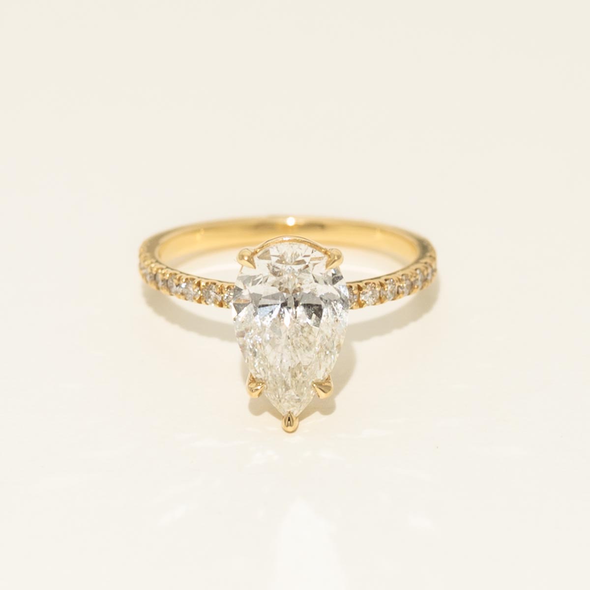 Pear Shape Diamond Engagement Ring in 18kt Yellow Gold (2 3/4ct tw)