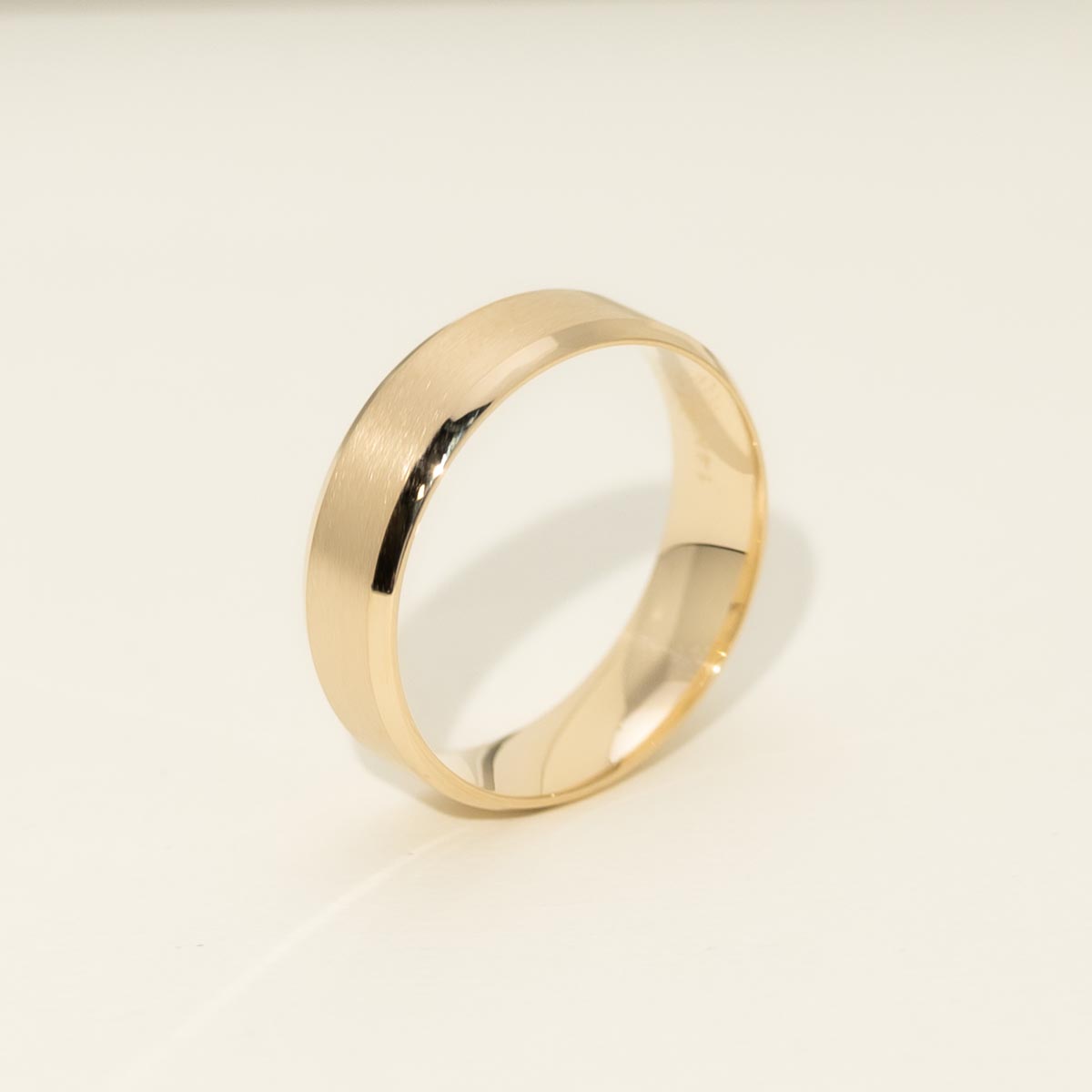 Mens Beveled Edge Wedding Band in 14kt Yellow Gold (6mm)