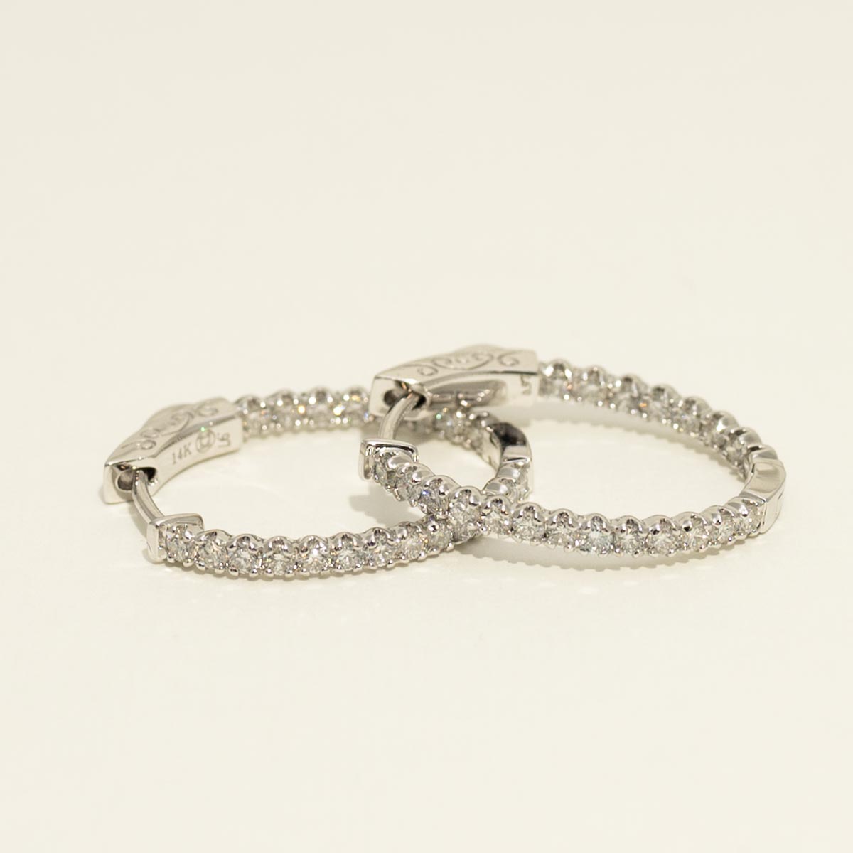 Diamond Inside Out Oval Hoop Earrings in 14kt White Gold (1ct tw)