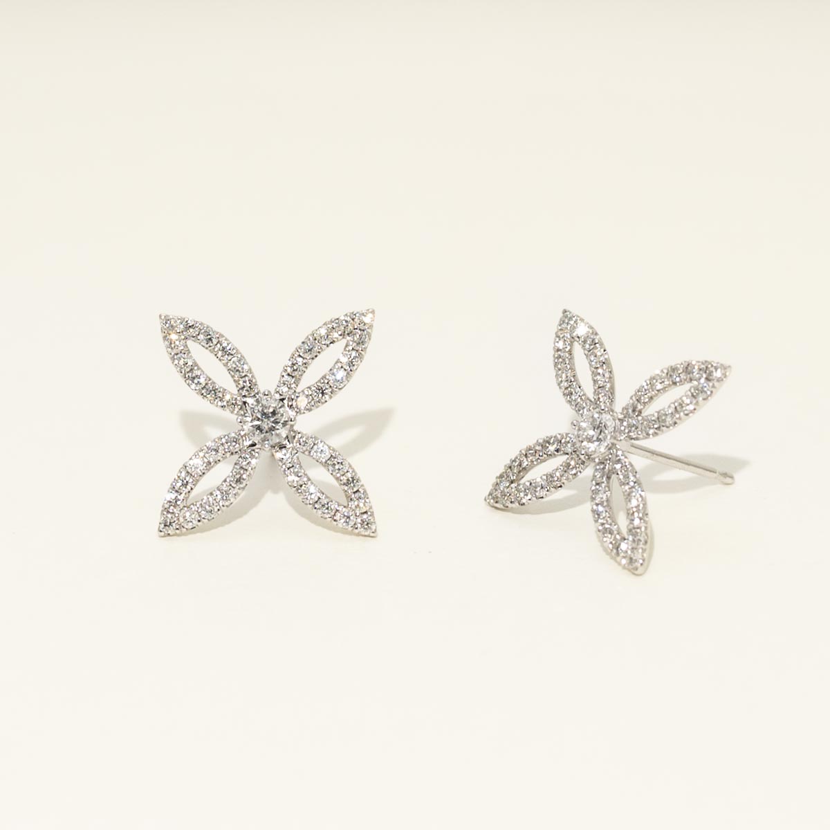 Diamond Flower Stud Earrings in 14kt White Gold (7/8ct tw)