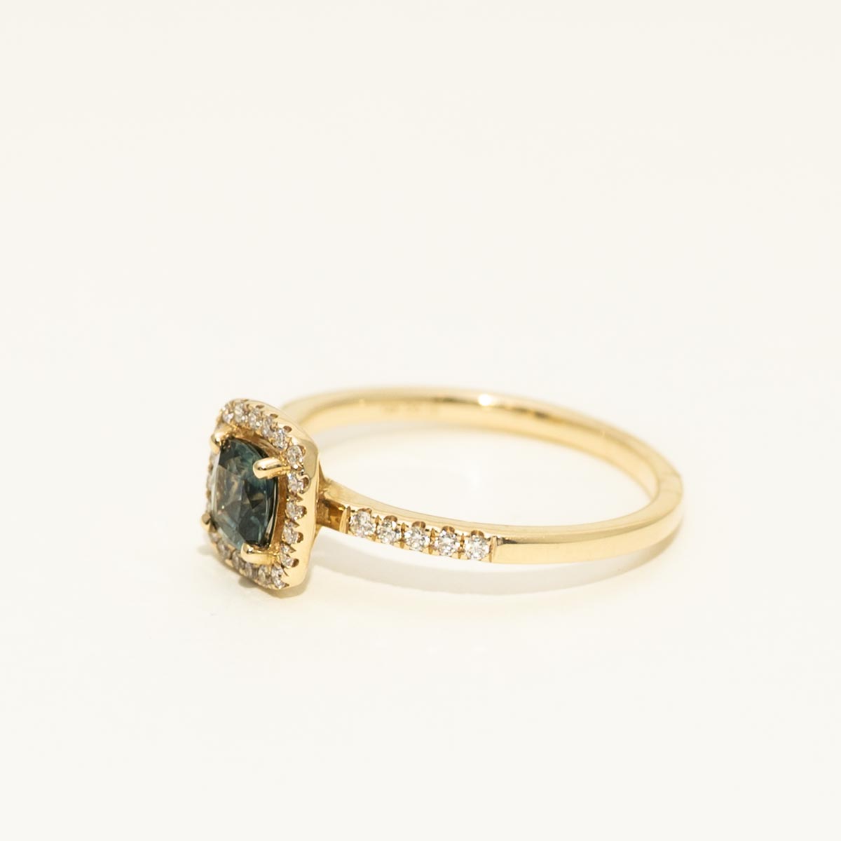 Parlé Cushion Cut Montana Sapphire Halo Ring in 14kt Yellow Gold with Diamonds (1/5ct tw)