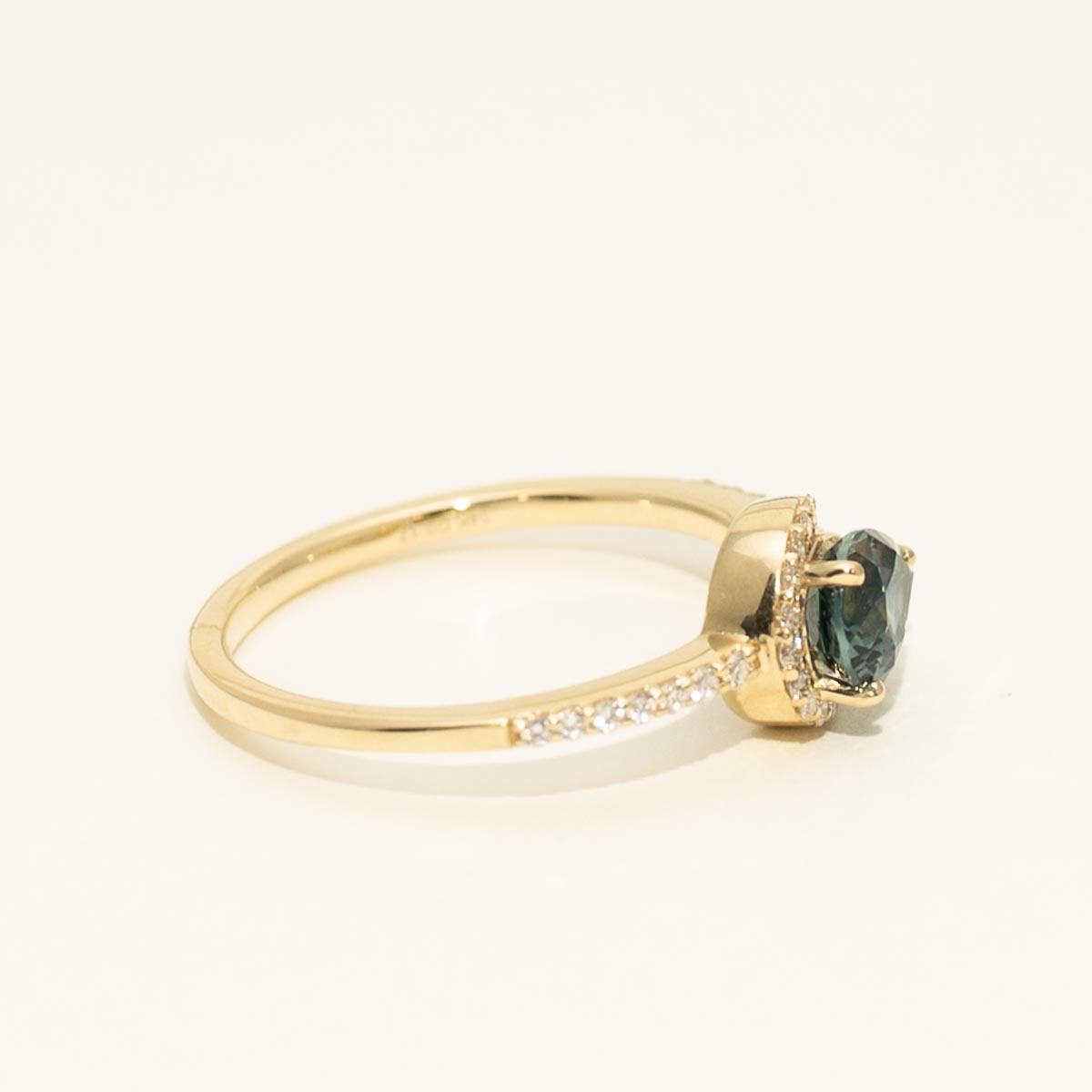 Parlé Pear Shape Montana Sapphire Ring in 14kt Yellow Gold with Diamonds (1/7ct tw)