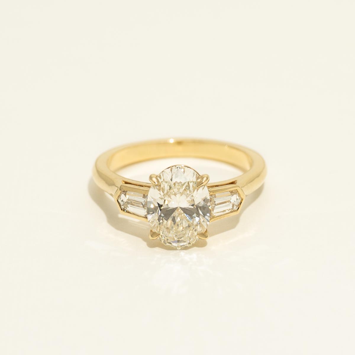 Oval Diamond Three Stone Engagement Ring in 18kt Yellow Gold (2 3/8ct tw)