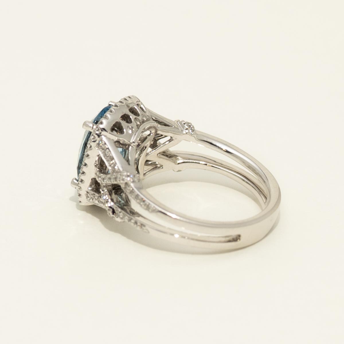 Oval Aquamarine Ring in 18kt White Gold with Diamonds (3/8ct tw)