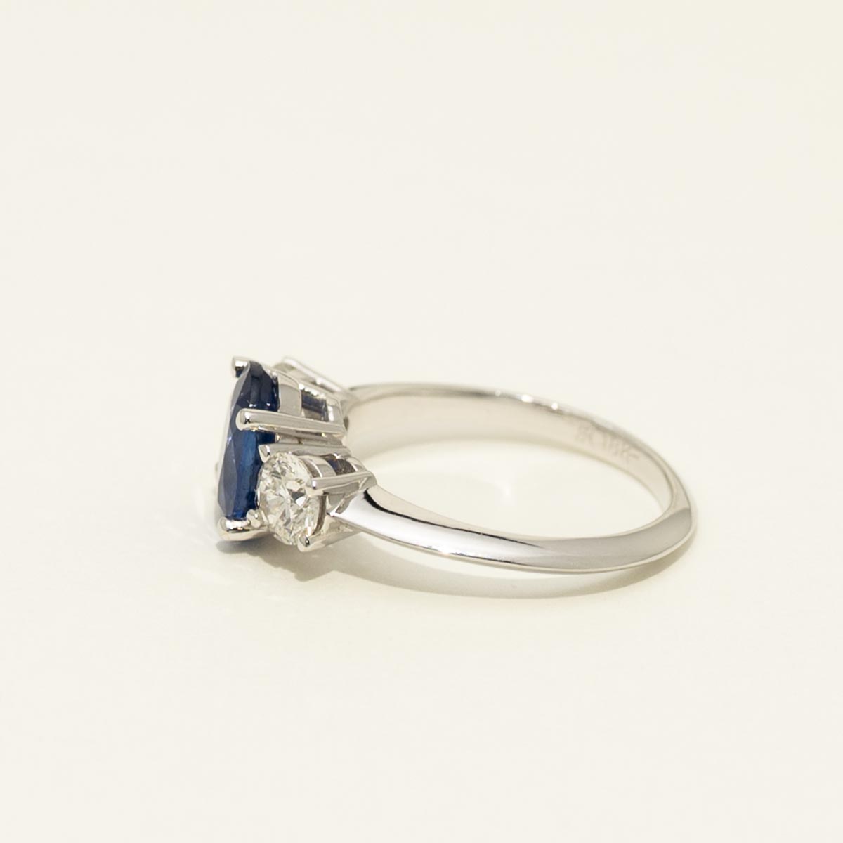 Oval Sapphire Ring in 18kt White Gold with Diamonds (7/8ct tw)