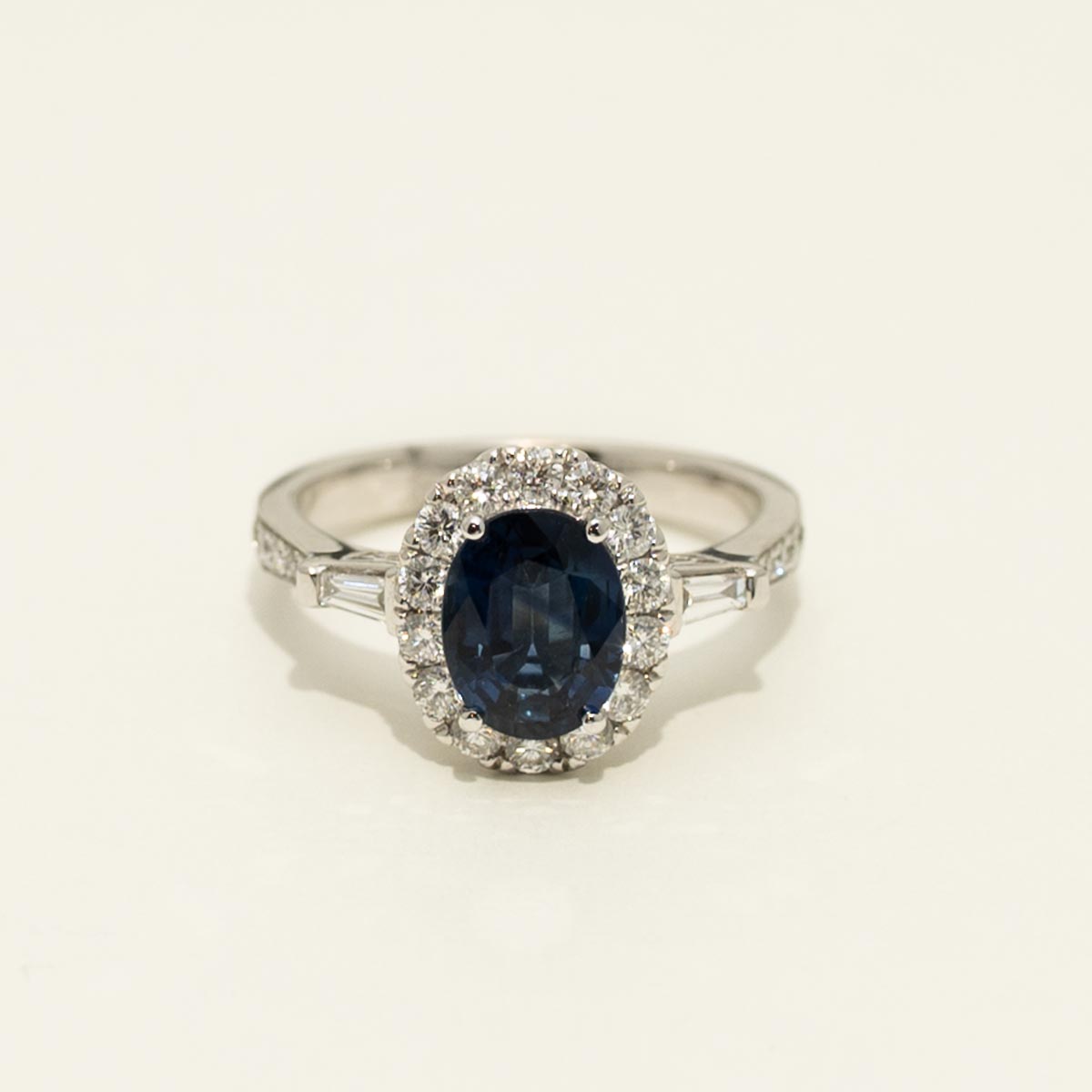 Oval Sapphire Ring in 18kt White Gold with Diamonds (5/8ct tw)