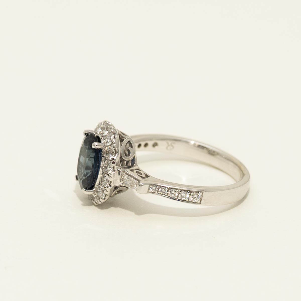 Oval Sapphire Ring in 18kt White Gold with Diamonds (5/8ct tw)