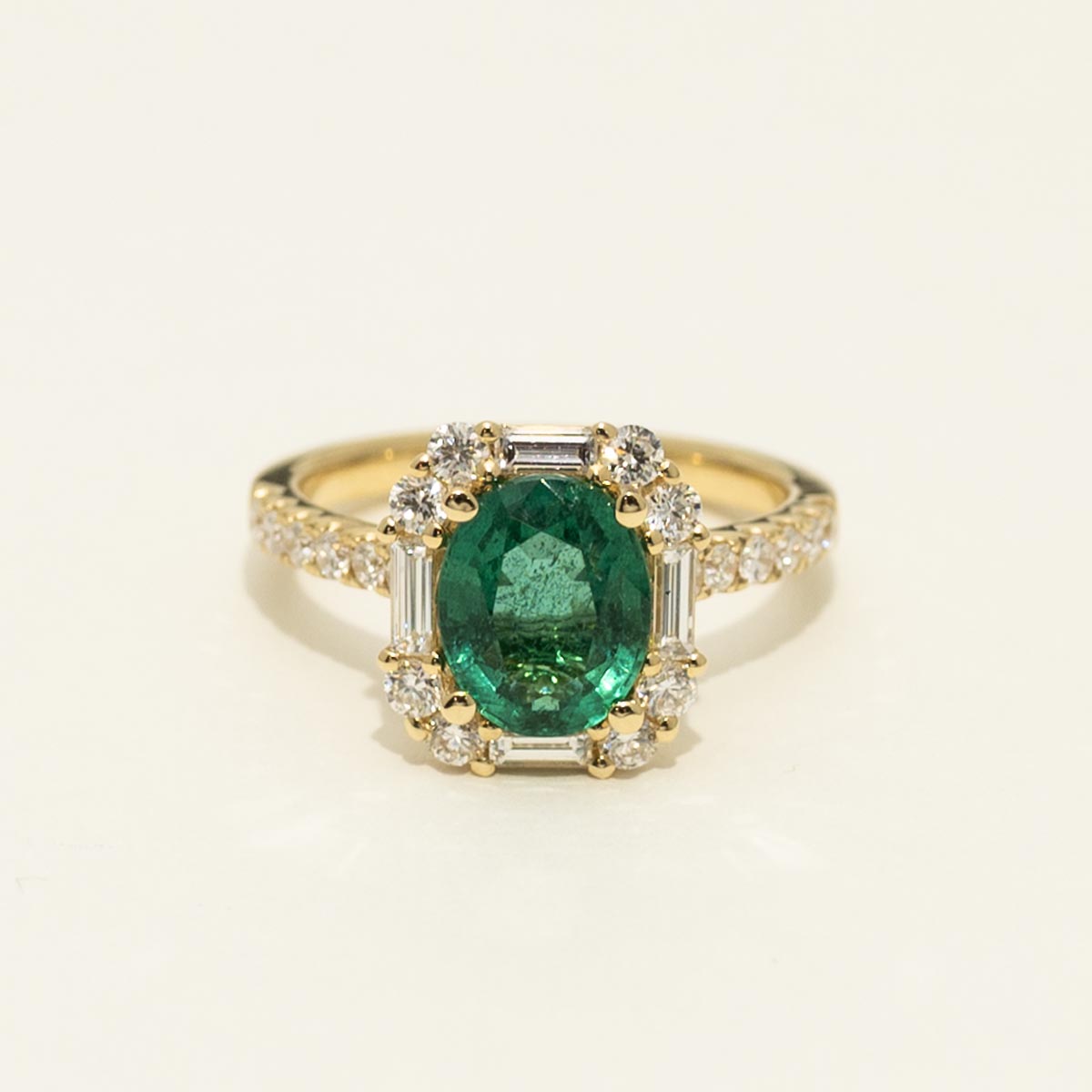 Oval Emerald Ring in 18kt Yellow Gold with Diamonds (7/8ct tw)