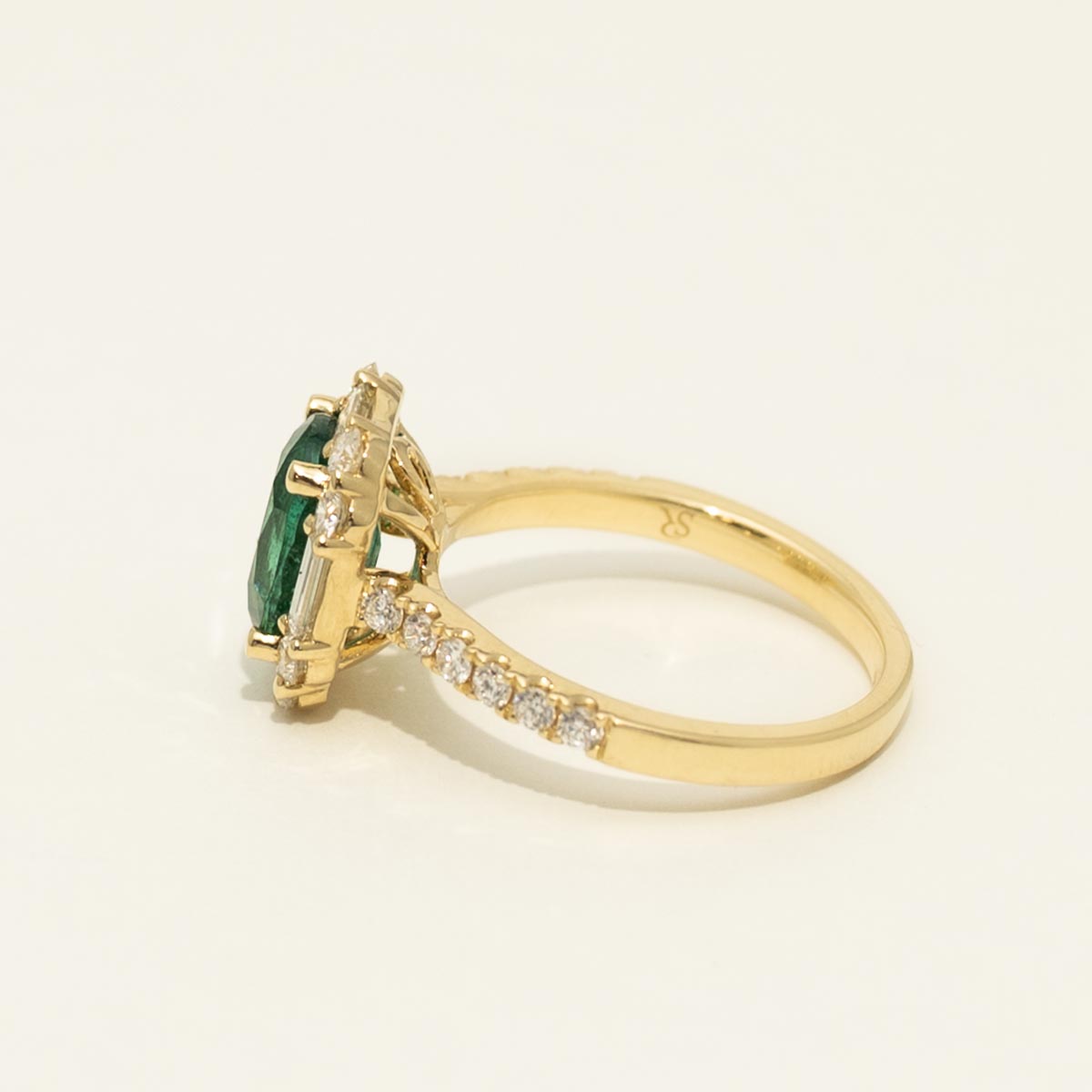 Oval Emerald Ring in 18kt Yellow Gold with Diamonds (7/8ct tw)