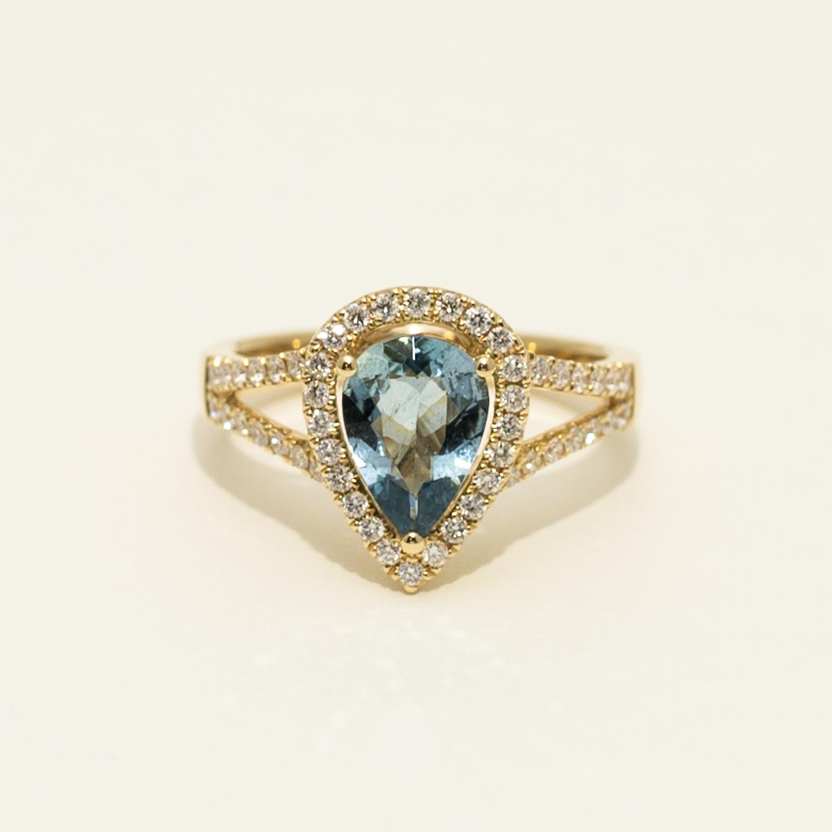 Pear Shape Aquamarine Ring in 18kt Yellow Gold with Diamonds (3/8ct tw)