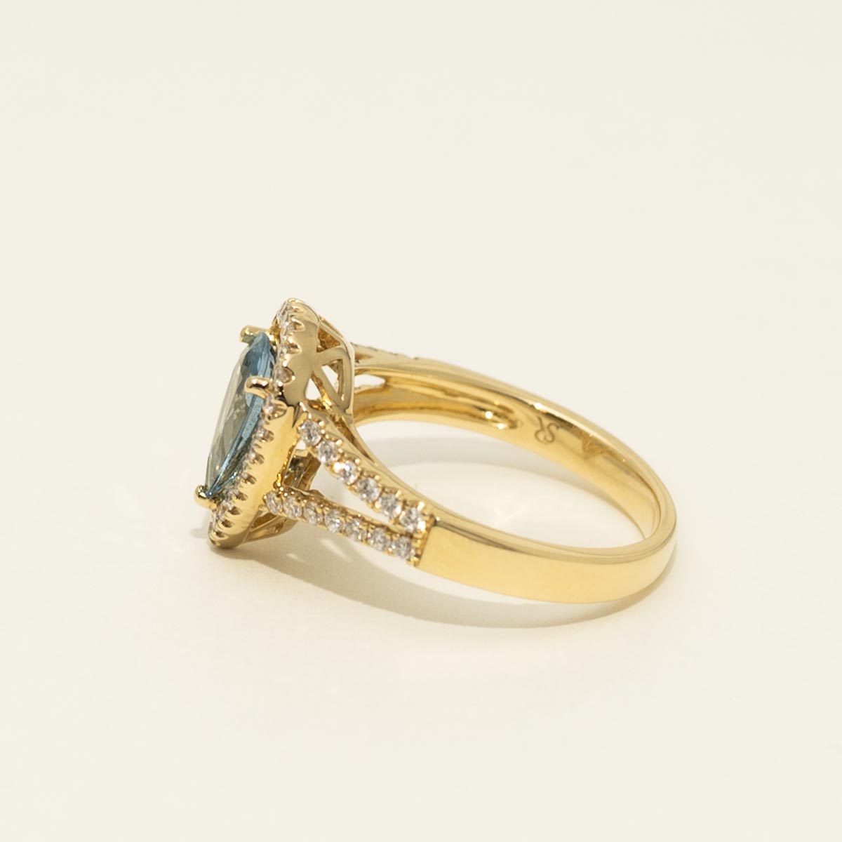 Pear Shape Aquamarine Ring in 18kt Yellow Gold with Diamonds (3/8ct tw)