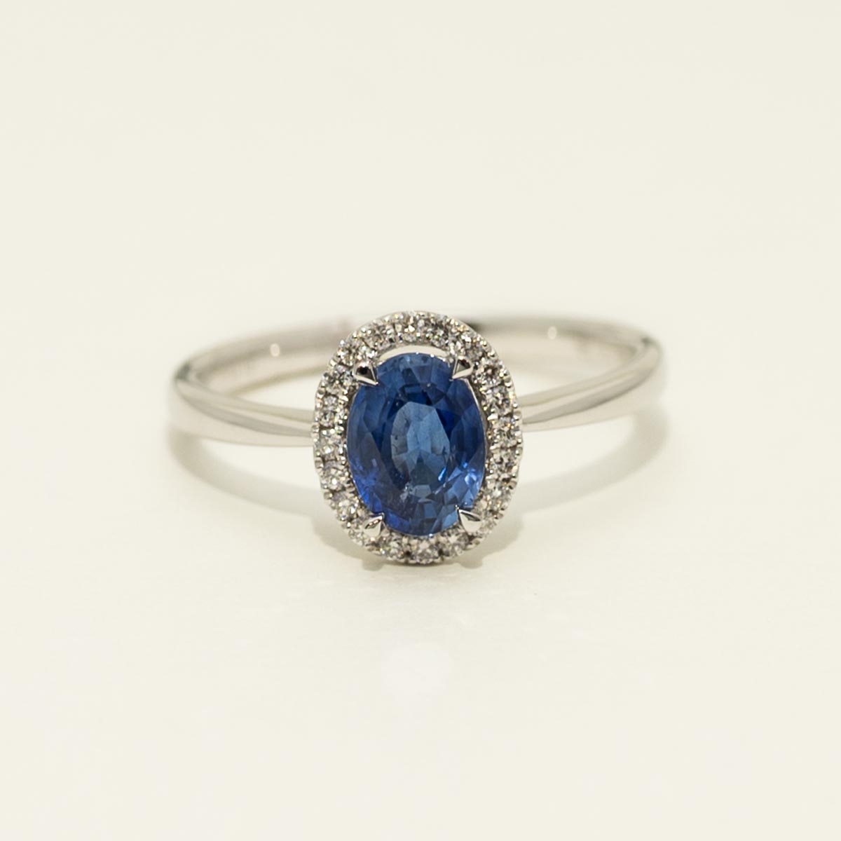Oval Sapphire Halo Ring in 18kt White Gold with Diamonds (1/10ct tw)