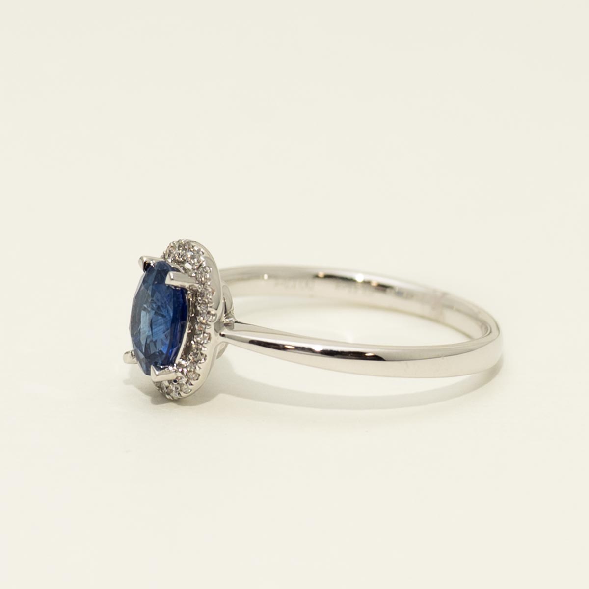 Oval Sapphire Halo Ring in 18kt White Gold with Diamonds (1/10ct tw)