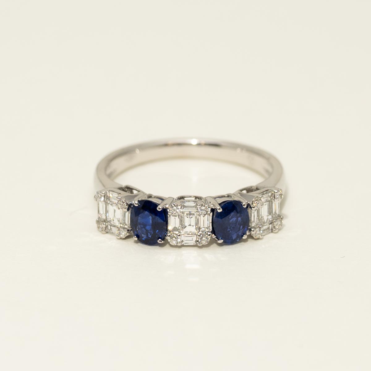 Oval Sapphire Ring in 18kt White Gold with Diamonds (3/8ct tw)