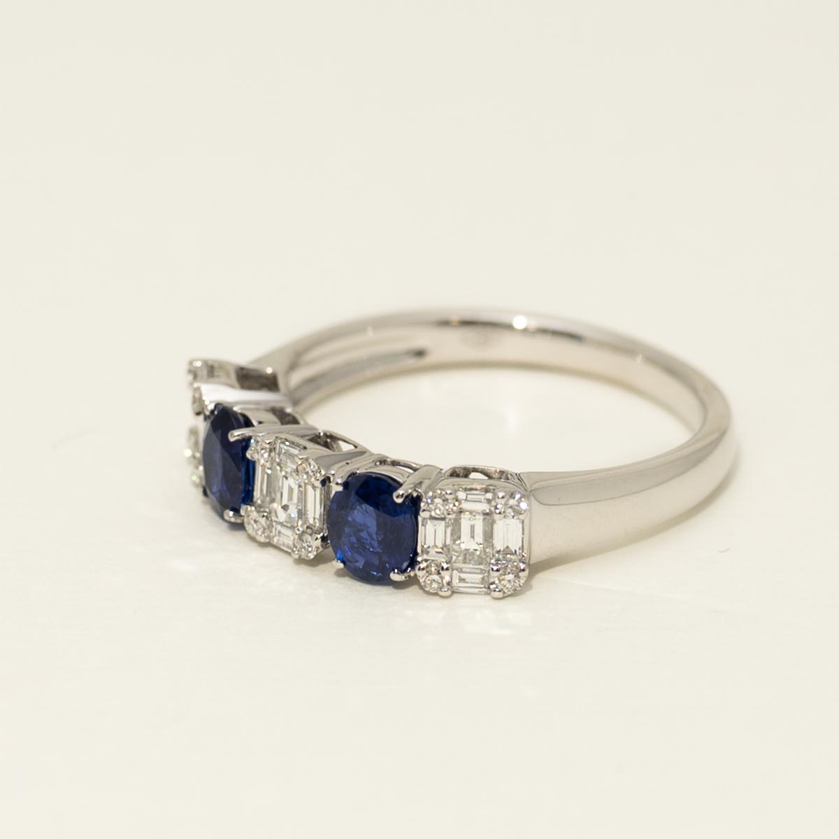 Oval Sapphire Ring in 18kt White Gold with Diamonds (3/8ct tw)