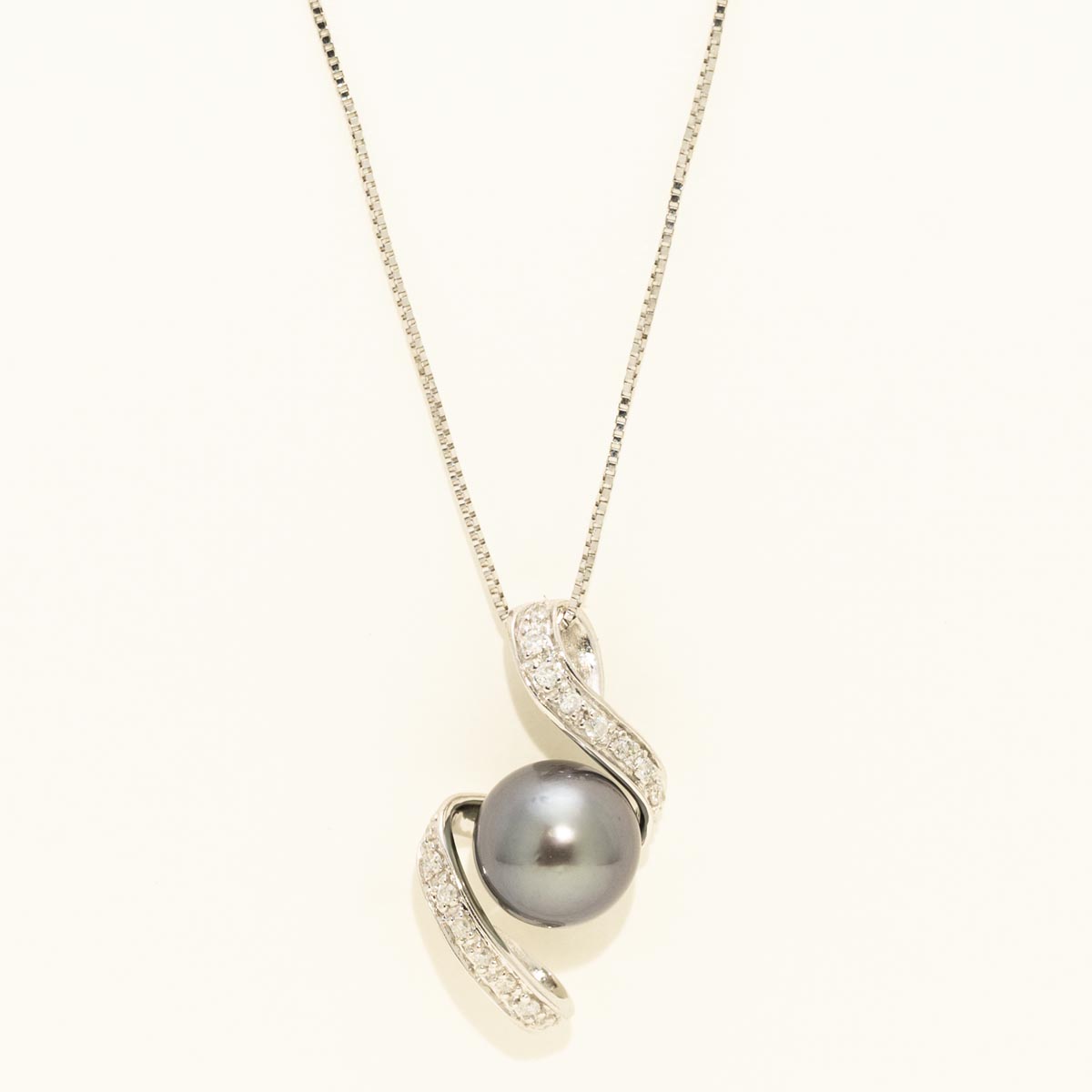 Estate Cultured Tahitian Pearl Necklace in 14kt White Gold with Diamonds (1/10ct tw)
