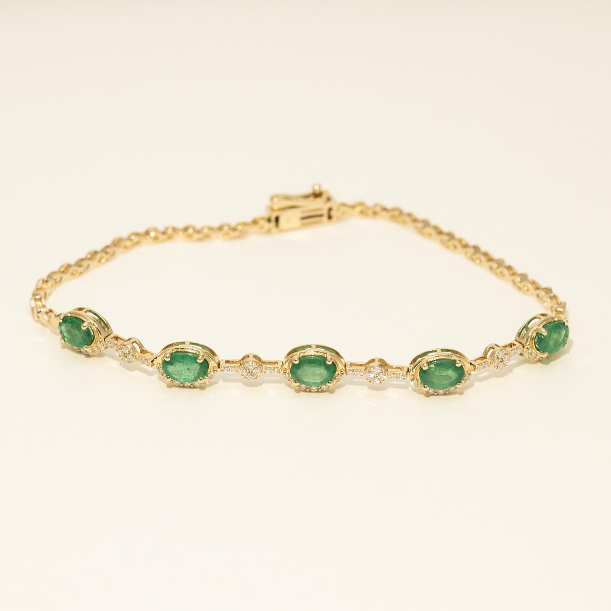 Oval Emerald Bracelet in 14kt Yellow Gold with Diamonds (3/8ct tw)