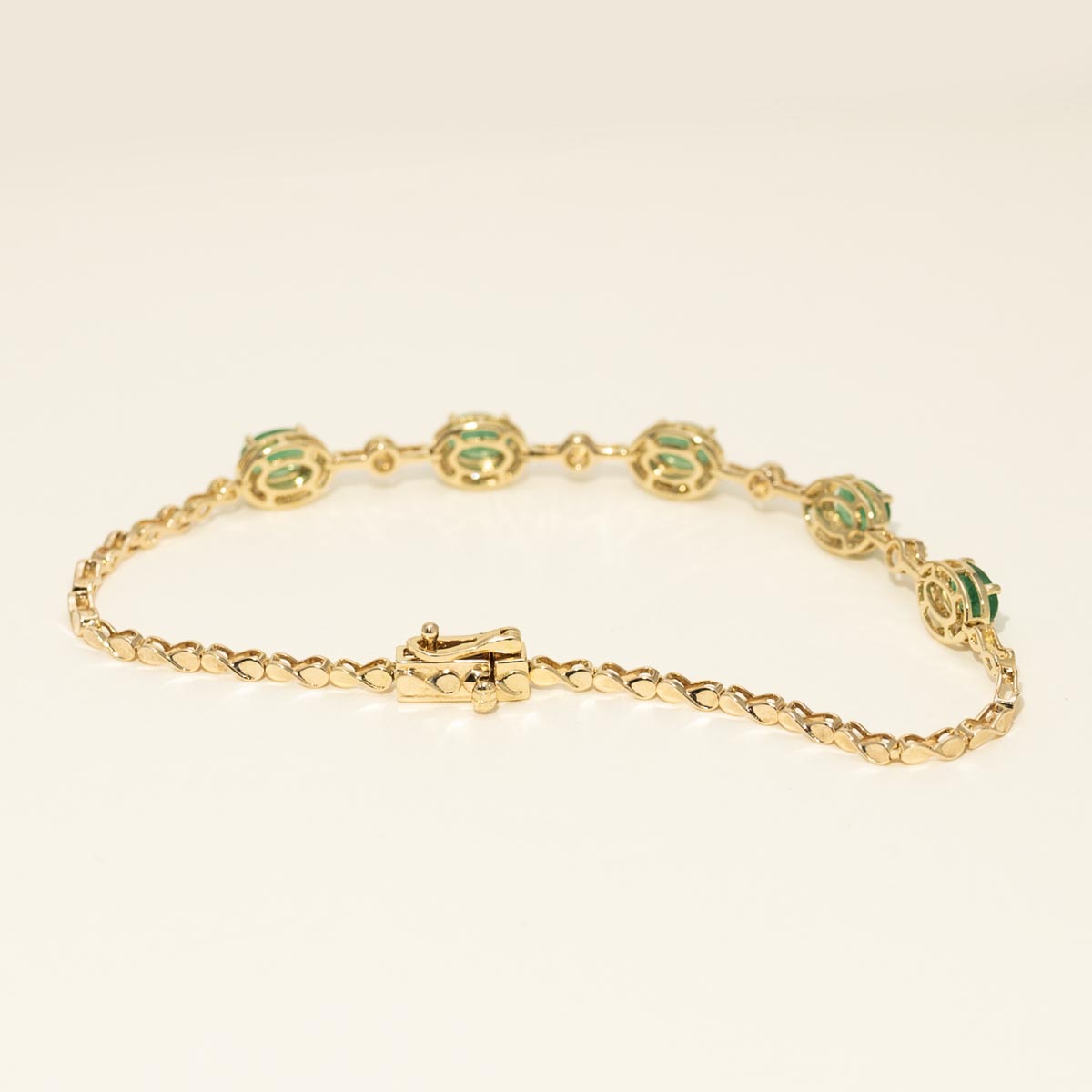 Oval Emerald Bracelet in 14kt Yellow Gold with Diamonds (3/8ct tw)