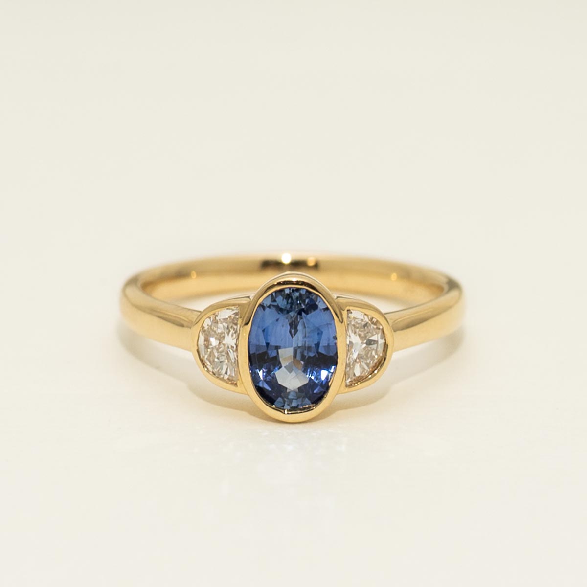 Oval Sapphire Ring in 18kt Yellow Gold with Diamonds (1/4ct tw)