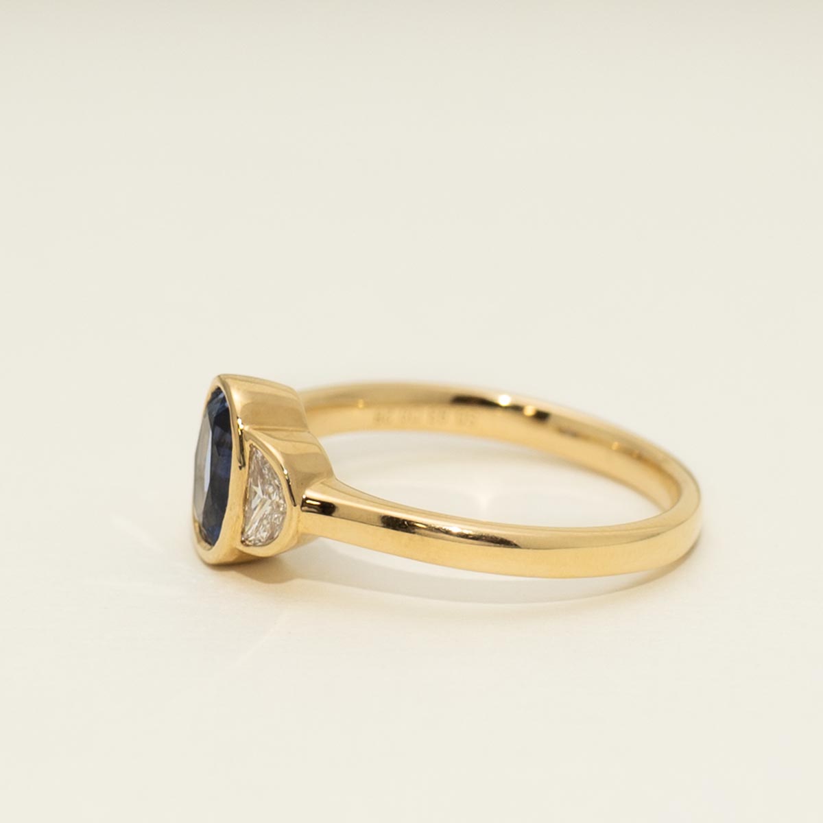 Oval Sapphire Ring in 18kt Yellow Gold with Diamonds (1/4ct tw)