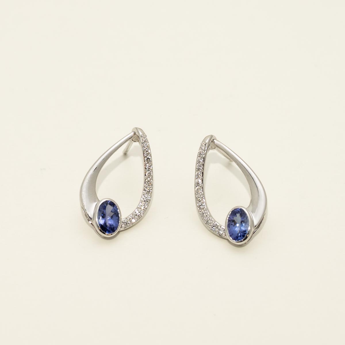 Oval Tanzanite Earrings in 14kt White Gold with Diamonds (1/4ct tw)