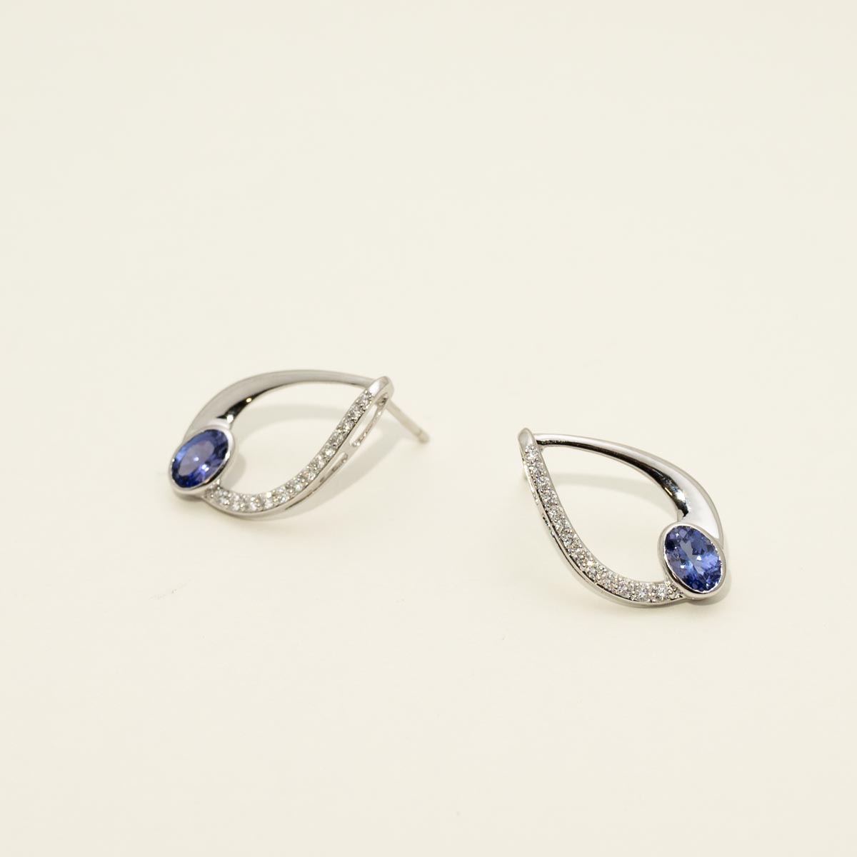 Oval Tanzanite Earrings in 14kt White Gold with Diamonds (1/4ct tw)