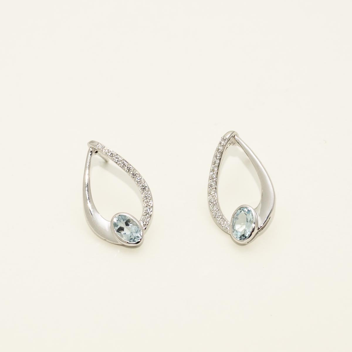 Oval Aquamarine Earrings in 14kt White Gold with Diamonds (1/4ct tw)