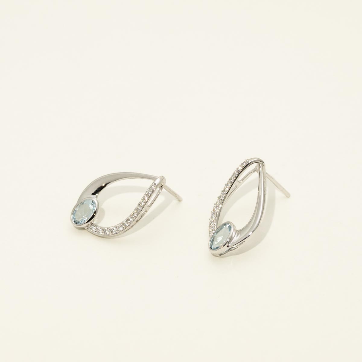 Oval Aquamarine Earrings in 14kt White Gold with Diamonds (1/4ct tw)