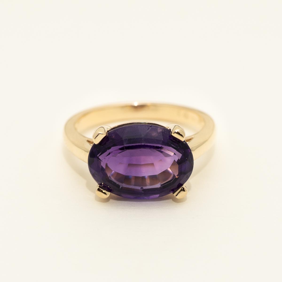 Oval Amethyst Ring in 14kt Yellow Gold