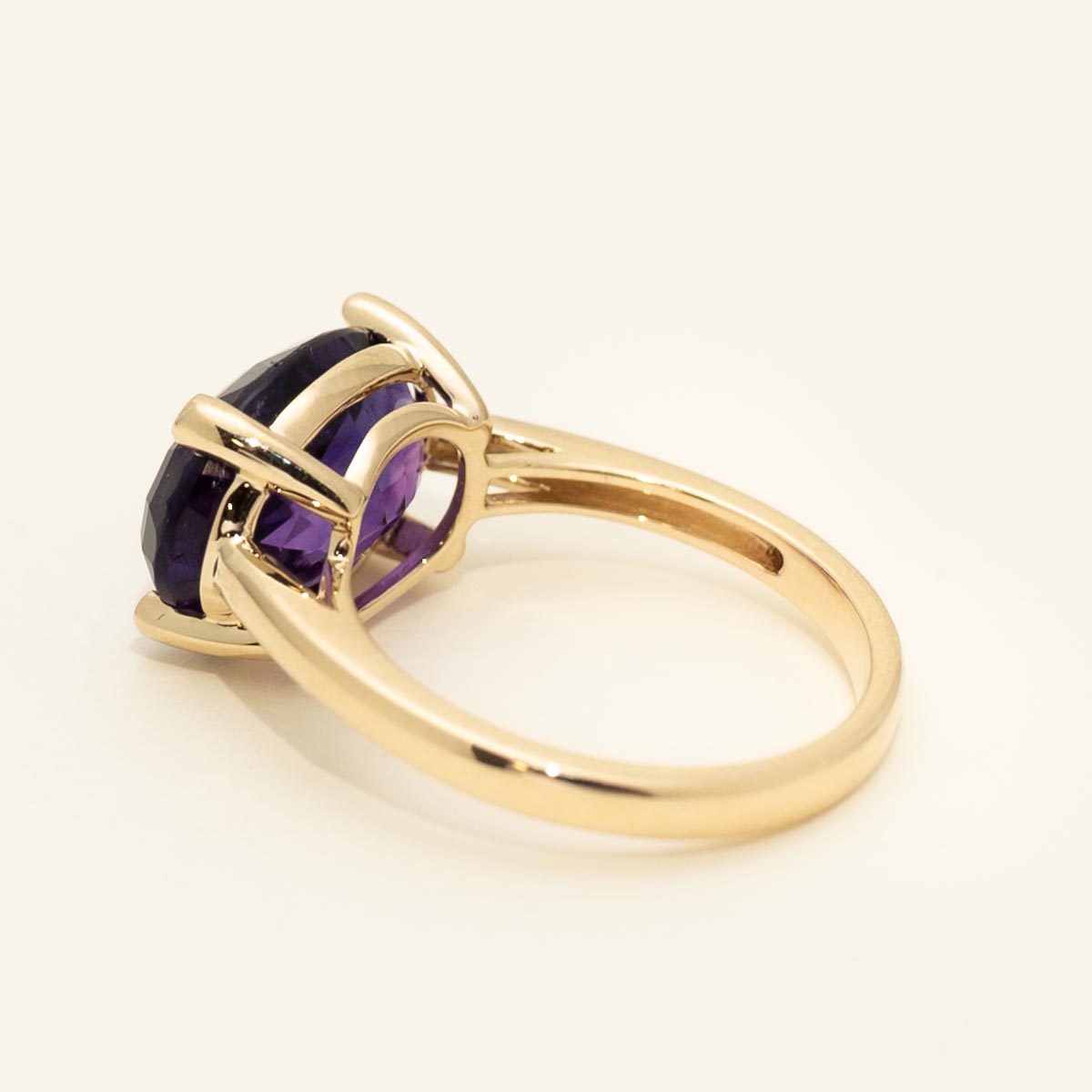 Oval Amethyst Ring in 14kt Yellow Gold