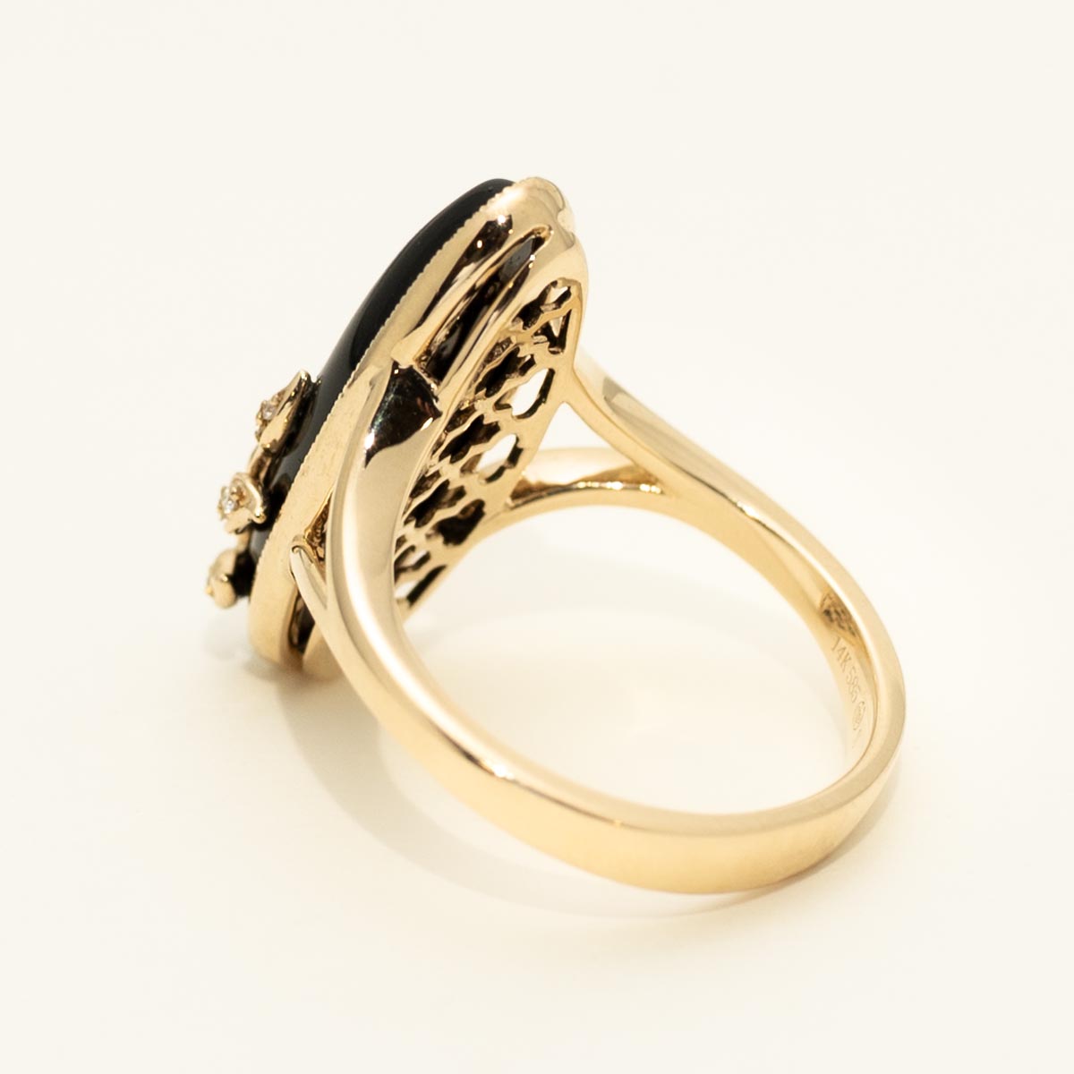 Oval Onyx Ring in 14kt Yellow Gold with Diamonds