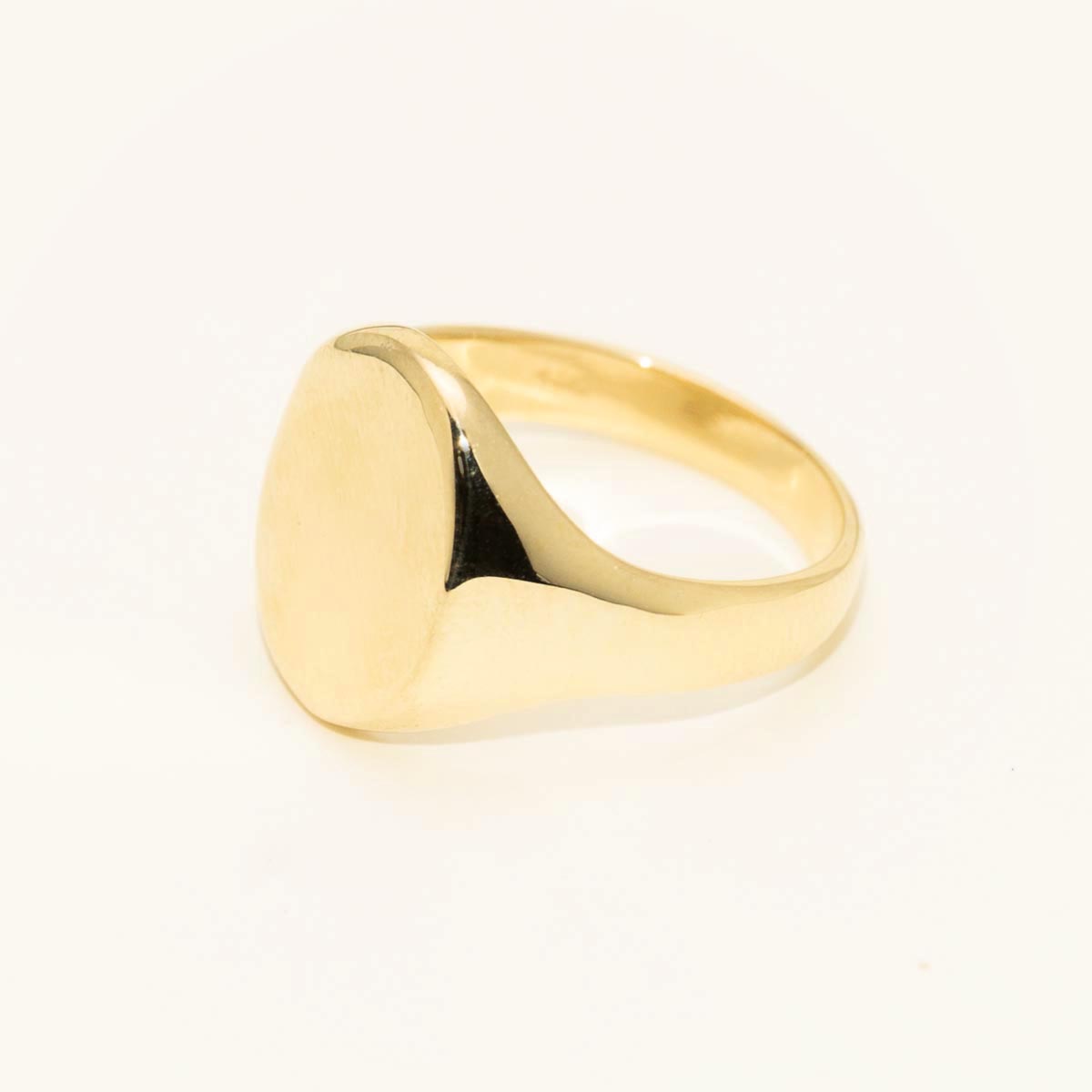 Estate Oval Signet Ring in 14kt Yellow Gold