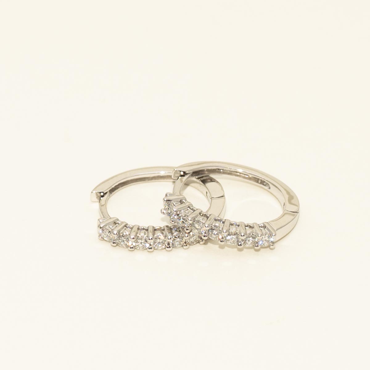 Diamond Huggie Hoop Earrings in 18kt White Gold (3/8ct tw)