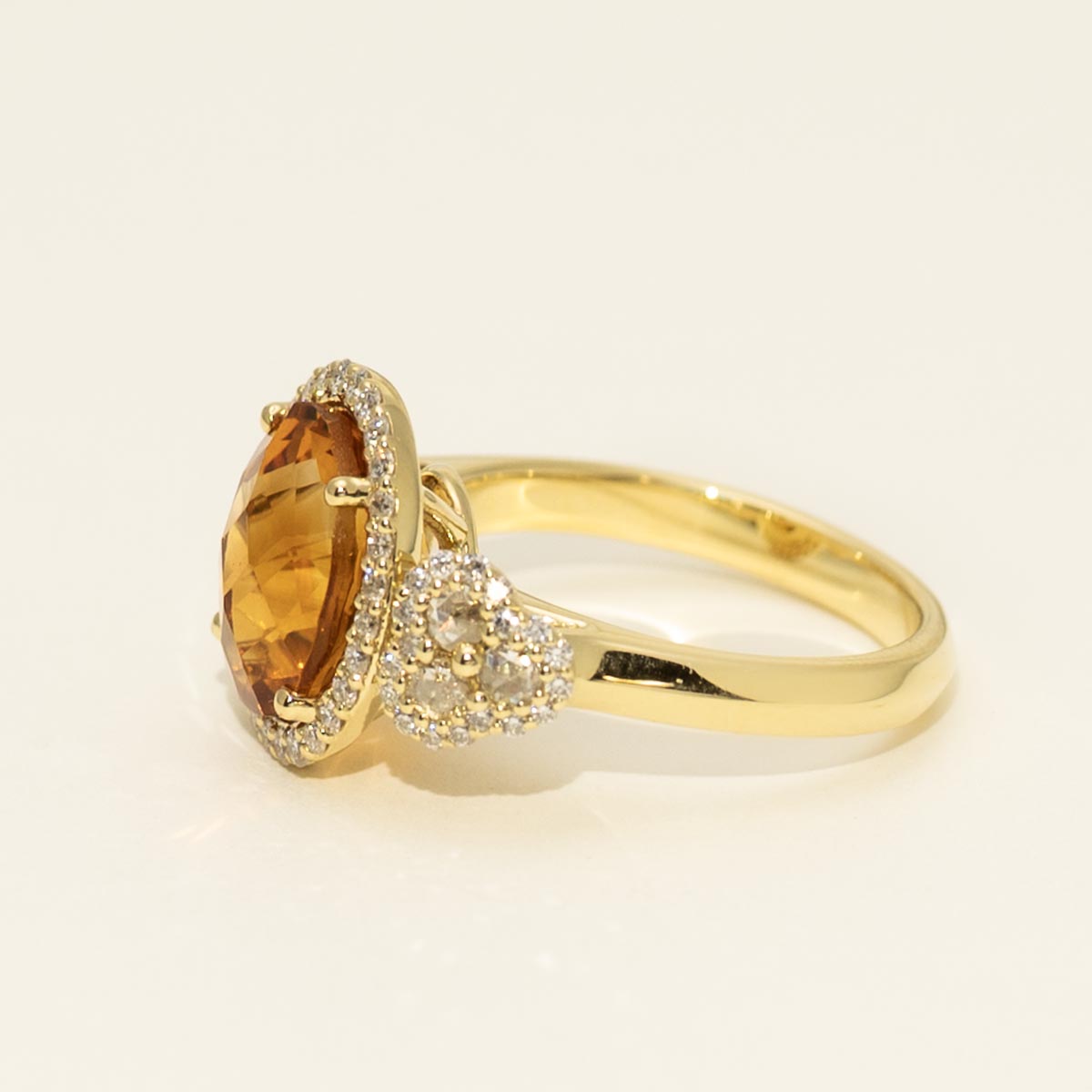 Oval Citrine Ring in 18kt Yellow Gold with Diamonds (5/8ct tw)