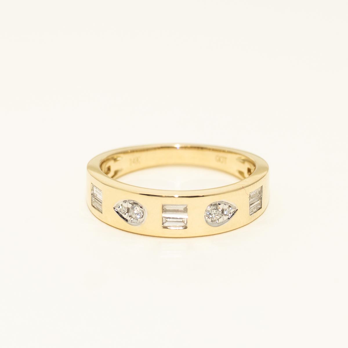 Baguette and Round Diamond Fashion Ring in 14kt Yellow Gold (1/4ct tw)