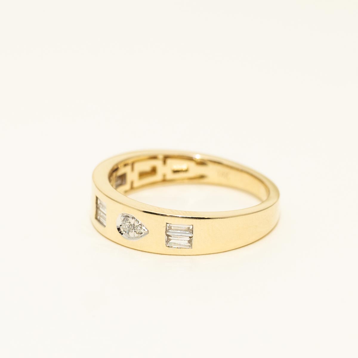 Baguette and Round Diamond Fashion Ring in 14kt Yellow Gold (1/4ct tw)