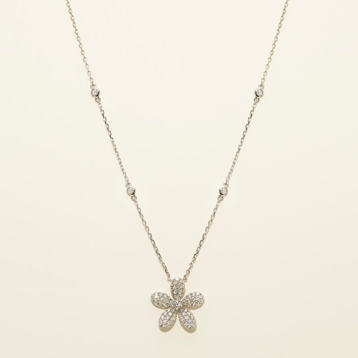 Diamond Flower Necklace in 14kt White Gold (7/8ct tw)
