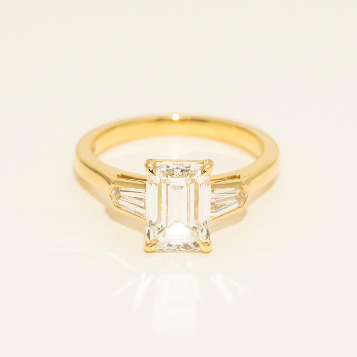 Emerald Cut Diamond Three Stone Engagement Ring in 18kt Yellow Gold (2 1/12ct tw)